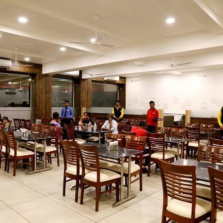 Virat Hotel & Guest House Rādhanpur 外观 照片