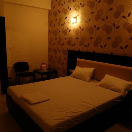 Virat Hotel & Guest House Rādhanpur 外观 照片