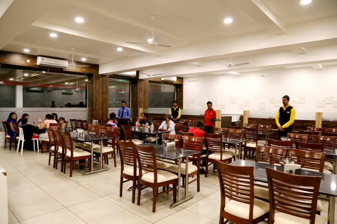 Virat Hotel & Guest House Rādhanpur 外观 照片