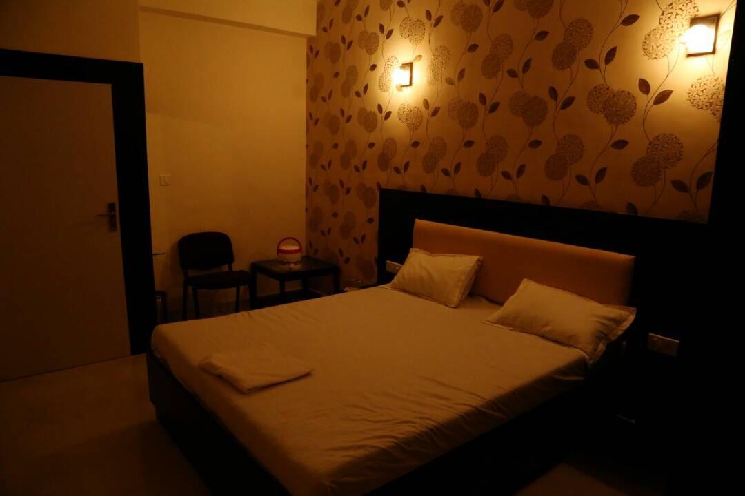 Virat Hotel & Guest House Rādhanpur 外观 照片