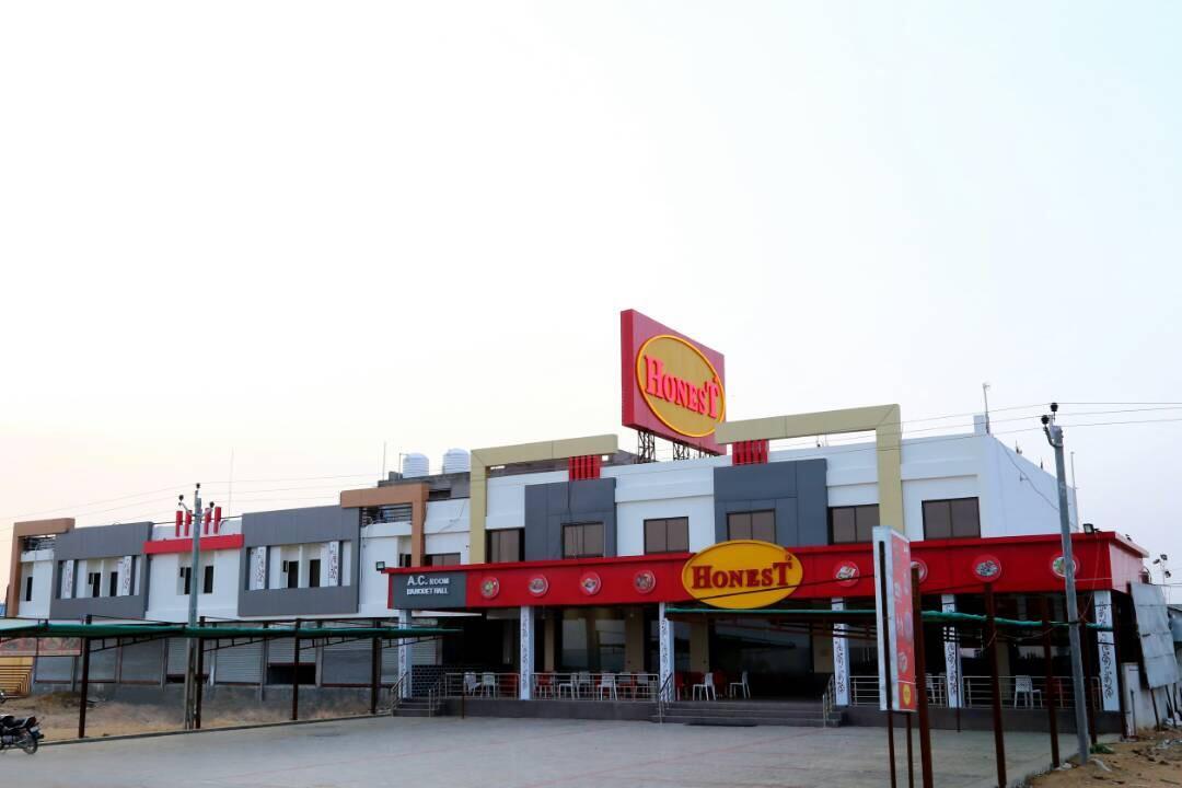 Virat Hotel & Guest House Rādhanpur 外观 照片